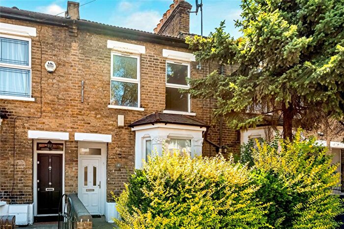 2 Bedroom Flat For Sale In Granville Road, South Woodford, London, E18