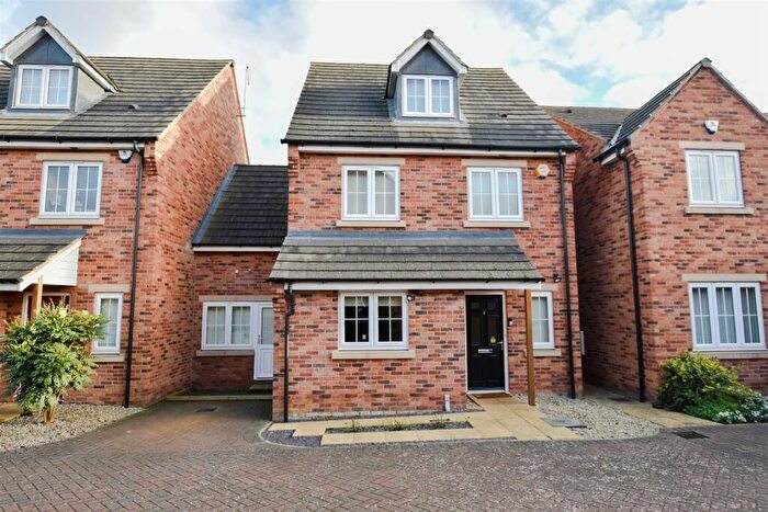5 Bedroom Link Detached House To Rent In Harrowden Gardens, Wellingborough, NN8