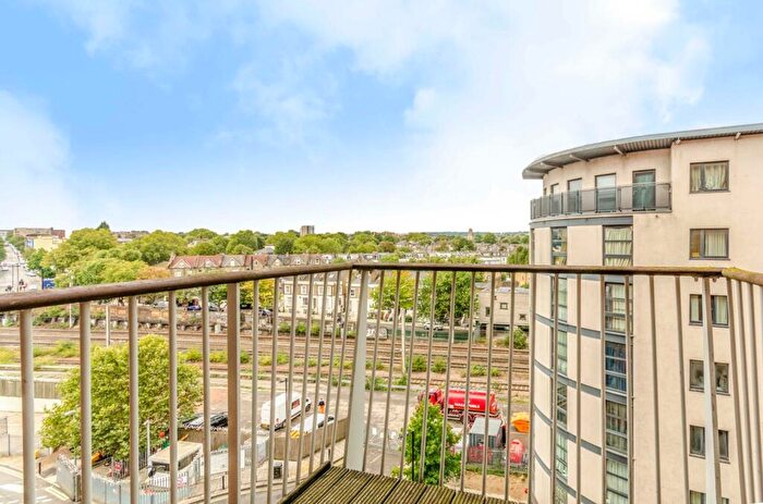 2 Bedroom Flat To Rent In Eden Grove, Islington, London, N7