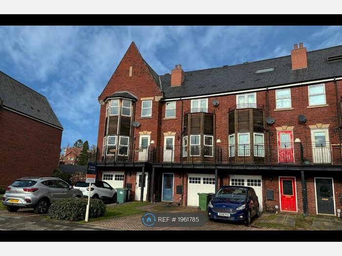 4 Bedroom Terraced House To Rent In Huntington Crescent, Leeds, LS16