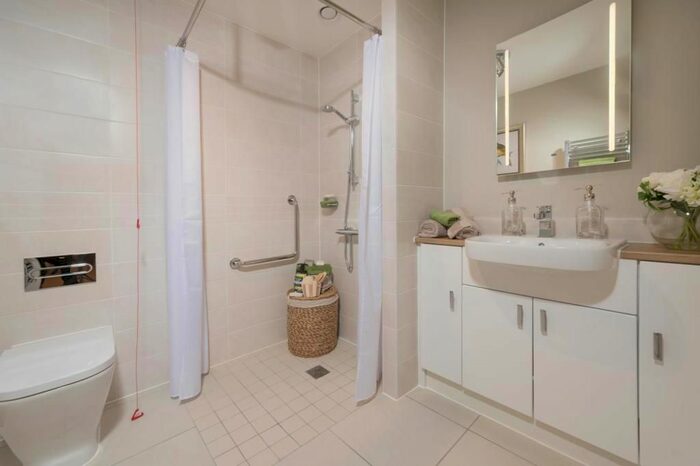 2 Bedroom Flat To Rent In Ilex Close, Llanishen, Cardiff, CF14