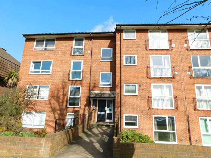 2 Bedroom Flat To Rent In Berrylands, Surbiton, KT5