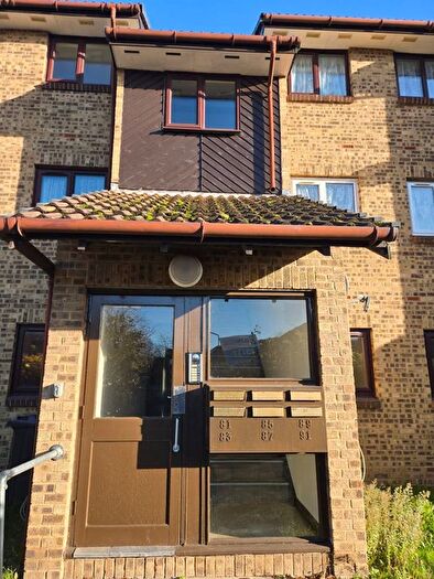 2 Bedroom Flat To Rent In Pedley Road, Dagenham, RM8