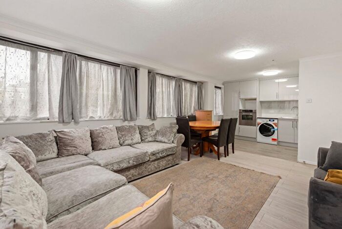 3 Bedroom Flat To Rent In Earls Court Road, Earls Court, SW5