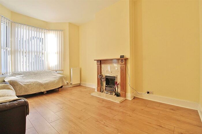 4 Bedroom Semi-detached House To Rent In Alexandra Road, Hounslow, TW3