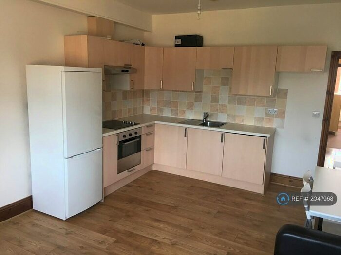 3 Bedroom Flat To Rent In Hyde Terrace, Leeds, LS2