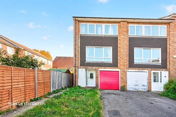 4 Bedroom End Of Terrace House For Sale In Walnut Mews, Sutton, SM2