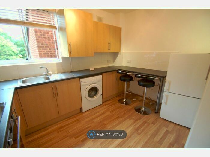 2 Bedroom Flat To Rent In The Gables, London, N12