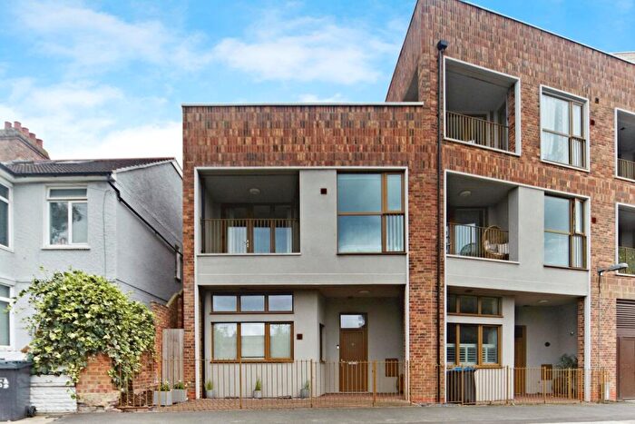 3 Bedroom Maisonette For Sale In Ridge Road, Mitcham, CR4