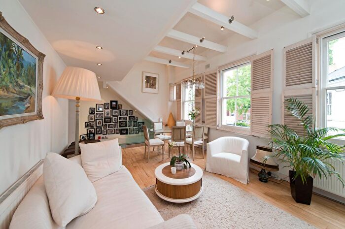 2 Bedroom Detached House To Rent In Scampston Mews, London, Uk, W10