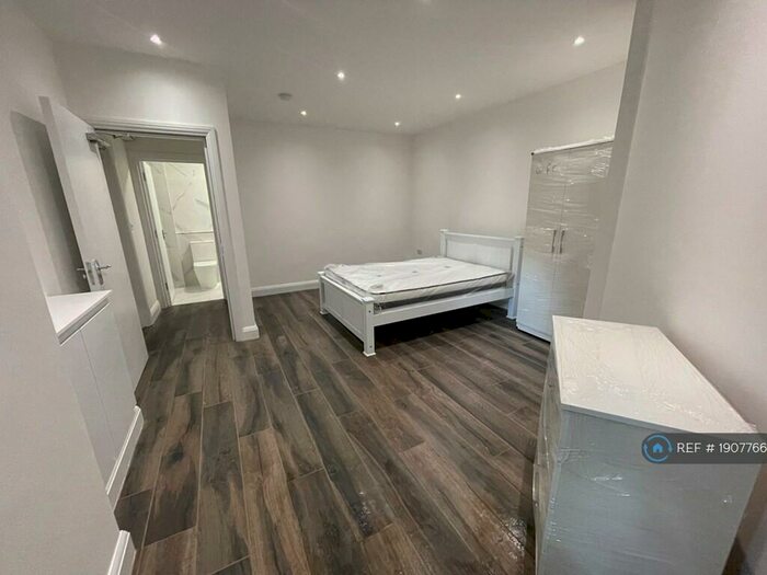 2 Bedroom Penthouse To Rent In Warham Road, South Croydon Croydon, Victoria, London Bridge, CR2