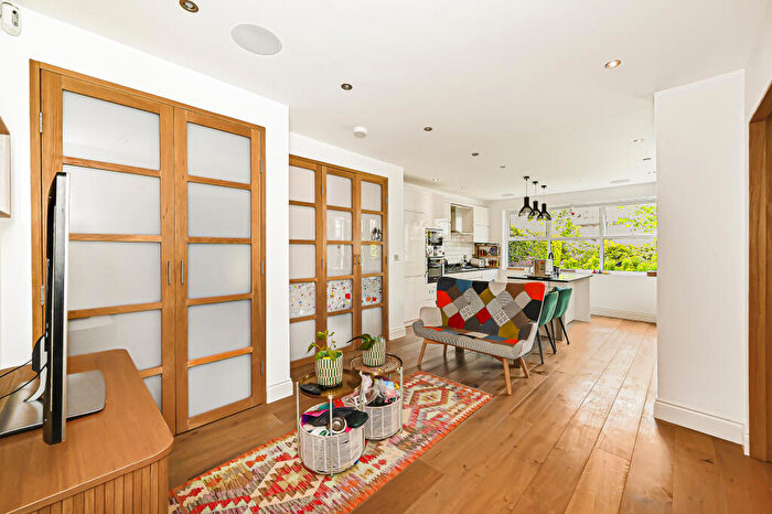 3 Bedroom Apartment For Sale In Manstone Road, London, NW2