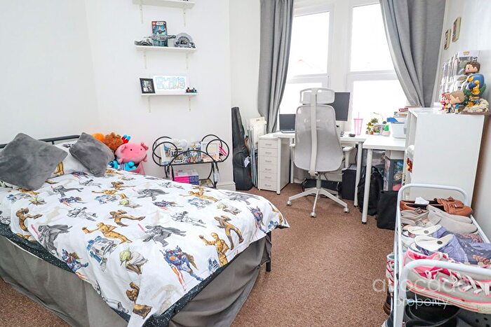 2 Bedroom Flat For Sale In Farnborough Road, Farnborough, Hampshire, GU14