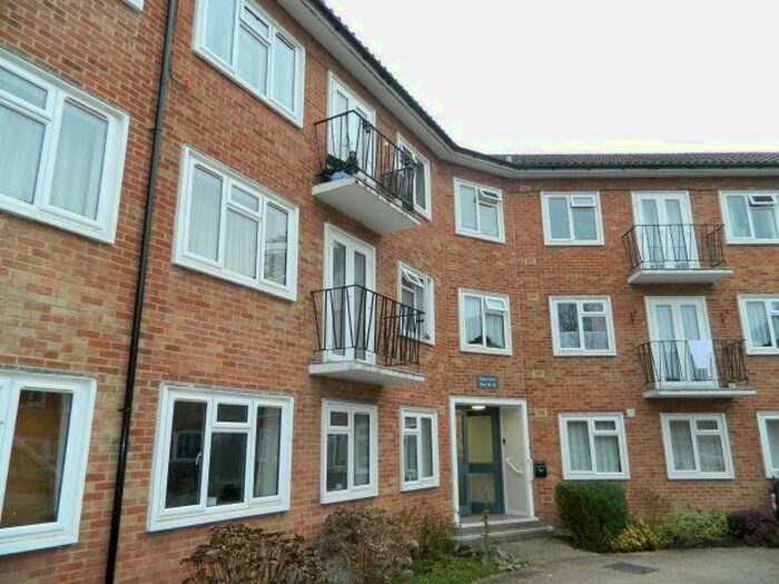 2 Bedroom Flat To Rent In Pelham Court, Bishopric, Horsham RH12