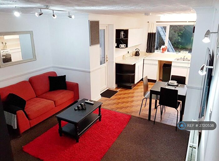 6 Bedroom Semi Detached House To Rent In Staple Hill Road, Bristol, BS16