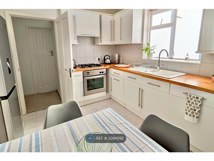 2 Bedroom Maisonette To Rent In Chestnut Road, Raynes Park, SW20