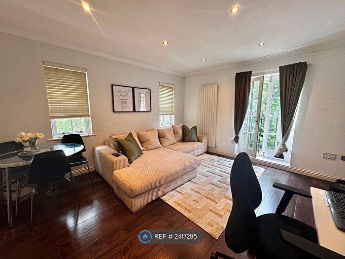 3 Bedroom Flat To Rent In Queensway, Hemel Hempstead, HP2