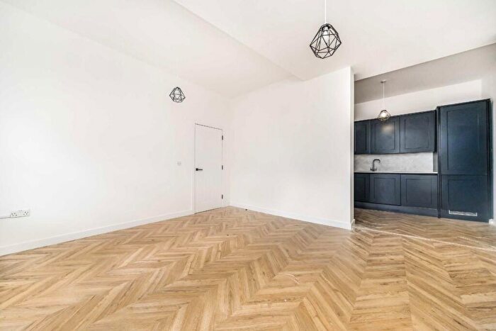 2 Bedroom Flat To Rent In Queens Crescent, Kentish Town, NW5