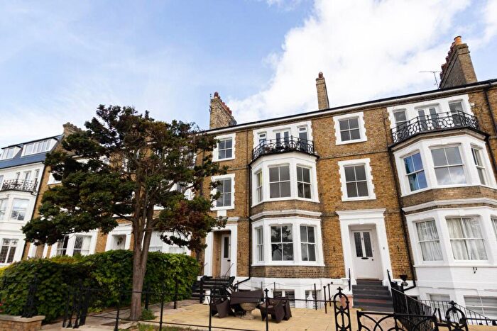 1 Bedroom Flat For Sale In Clifftown Parade, Southend On Sea, SS1