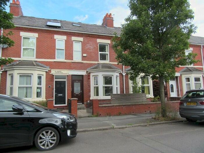 2 Bedroom Flat To Rent In Ayres Road, Old Trafford, Manchester., M16