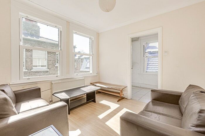3 Bedroom Flat To Rent In Hackford Road, Vassall, SW9