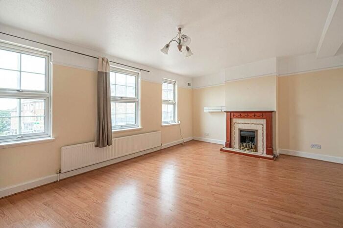 3 Bedroom Flat To Rent In Onslow Parade, Hampden Square, N14