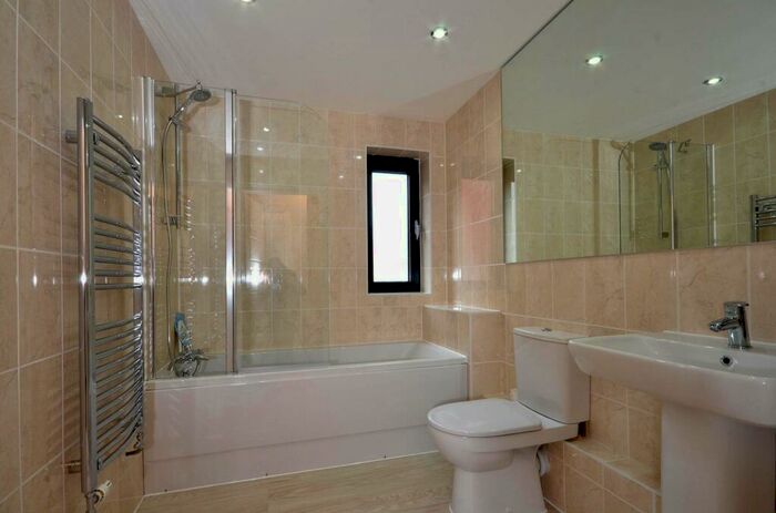 2 Bedroom Flat To Rent In Walnut Tree Close, Guildford, GU1