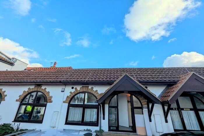 2 Bedroom Flat To Rent In Sea Front, Hayling Island, PO11