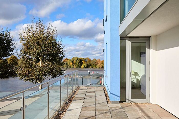 2 Bedroom Flat For Sale In Riverside Quarter, Wandsworth, SW18