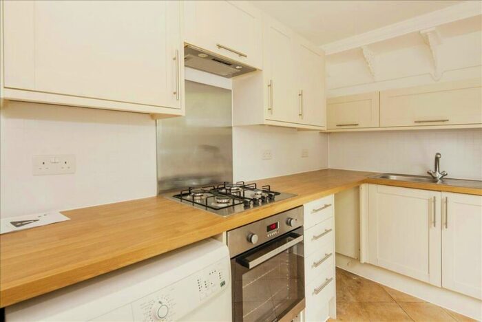 2 Bedroom Apartment To Rent In Thicket Road, London, SE20