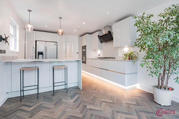 5 Bedroom House For Sale In Pemberton Road, N8