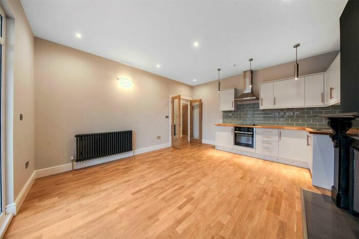 2 Bedroom Apartment To Rent In Auckland Road, London, SE19