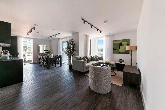 3 Bedroom Flat To Rent In Hornbeam Close, London, NW7