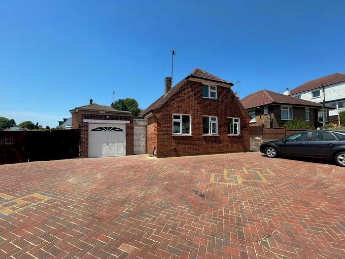 3 Bedroom Detached Bungalow To Rent In Footbury Hill Road, Orpington, BR6