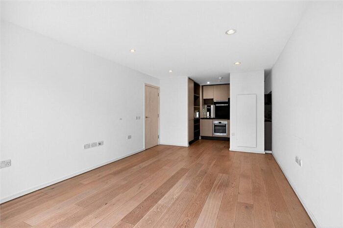 2 Bedroom Apartment To Rent In Hertford Road, London, N1