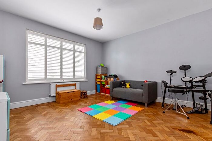 4 Bedroom Detached House For Sale In Castle Avenue, Havant, PO9