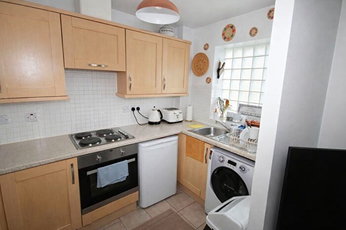2 Bedroom Flat For Sale In Reid Close, Hayes, UB3