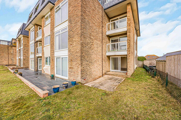 2 Bedroom Flat For Sale In Seafront Flat, PO11