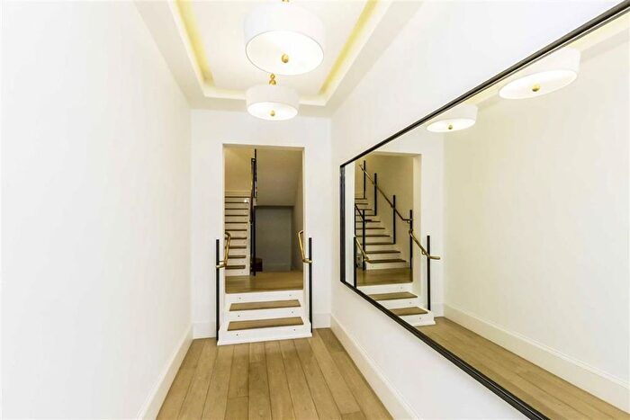 1 Bedroom Flat To Rent In The Causeway, Teddington, TW11