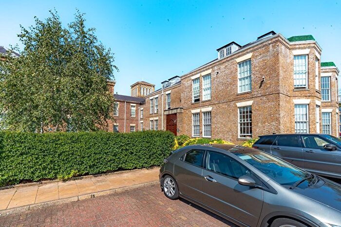 3 Bedroom Flat To Rent In Royal Drive, London, N11