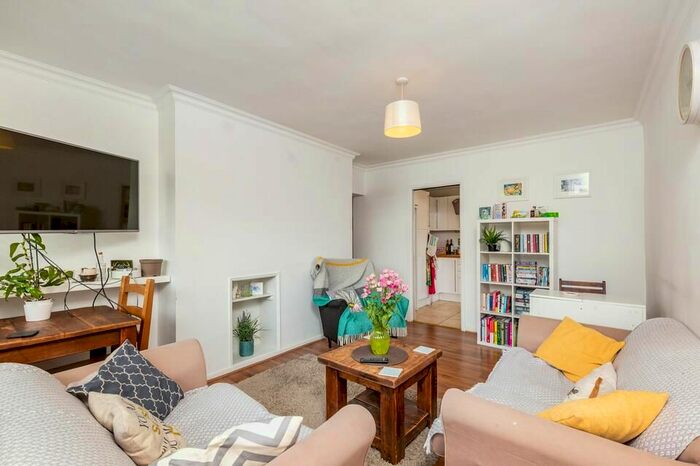 2 Bedroom Flat To Rent In Deeside Road, London, SW17