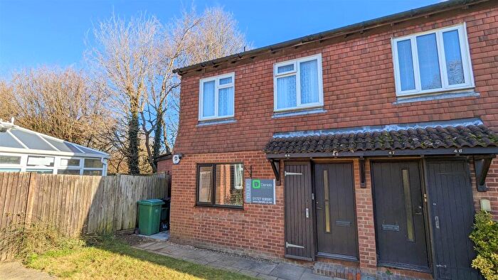 2 Bedroom Maisonette To Rent In Jersey Farm, St Albans, Hertfordshire, AL4