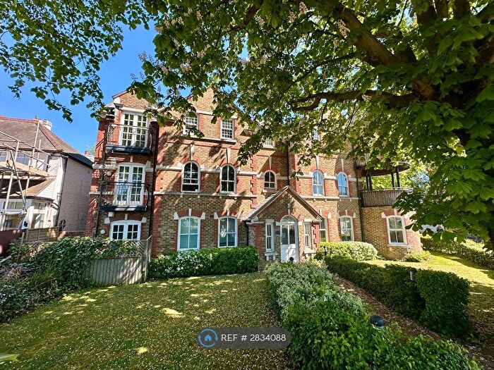 2 Bedroom Flat To Rent In Hetton House, Loughton, IG10