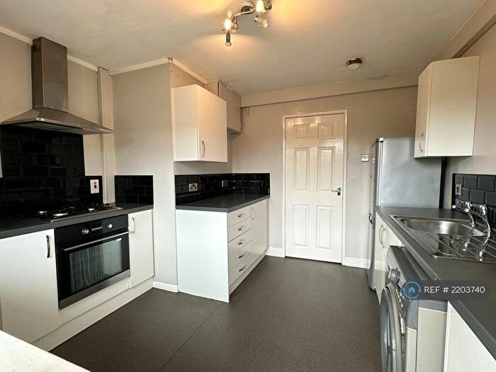 3 Bedroom Flat To Rent In Laurel House, Salford, M6