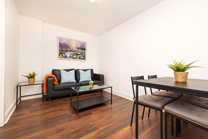 3 Bedroom Flat To Rent In Drummond Street, Edinburgh, EH8
