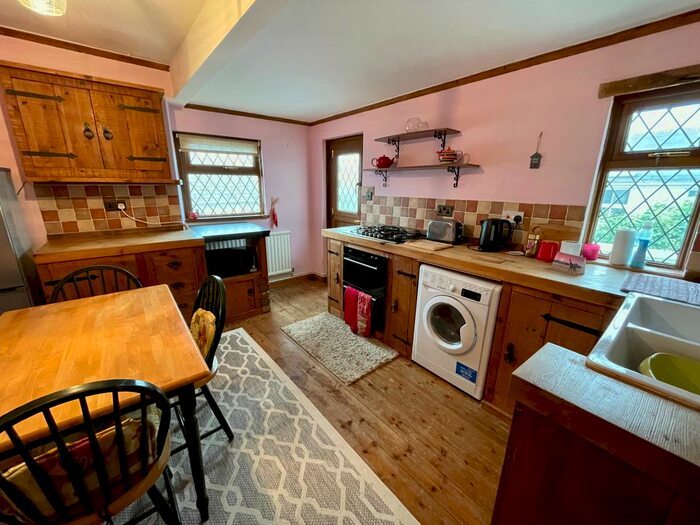 3 Bedroom Flat To Rent In Victoria Avenue, Porthcawl CF36