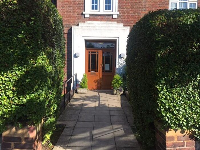 3 Bedroom Flat To Rent In Tudor Way, London, W3