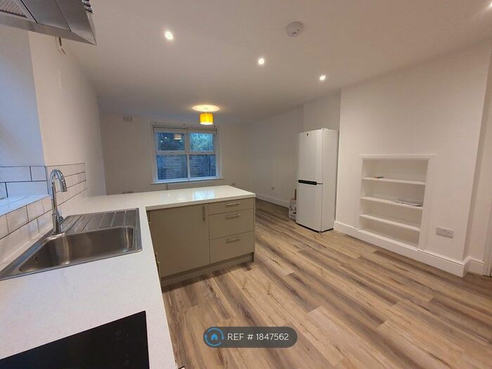 2 Bedroom Flat To Rent In Camberwell, London, SE5