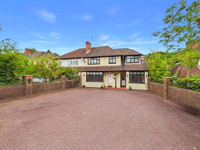 4 Bedroom Semi-Detached House For Sale In Farley Road, South Croydon, CR2