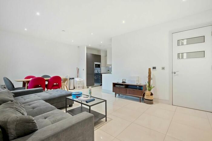 3 Bedroom Semi-Detached House To Rent In Flintlock Close, London, E1